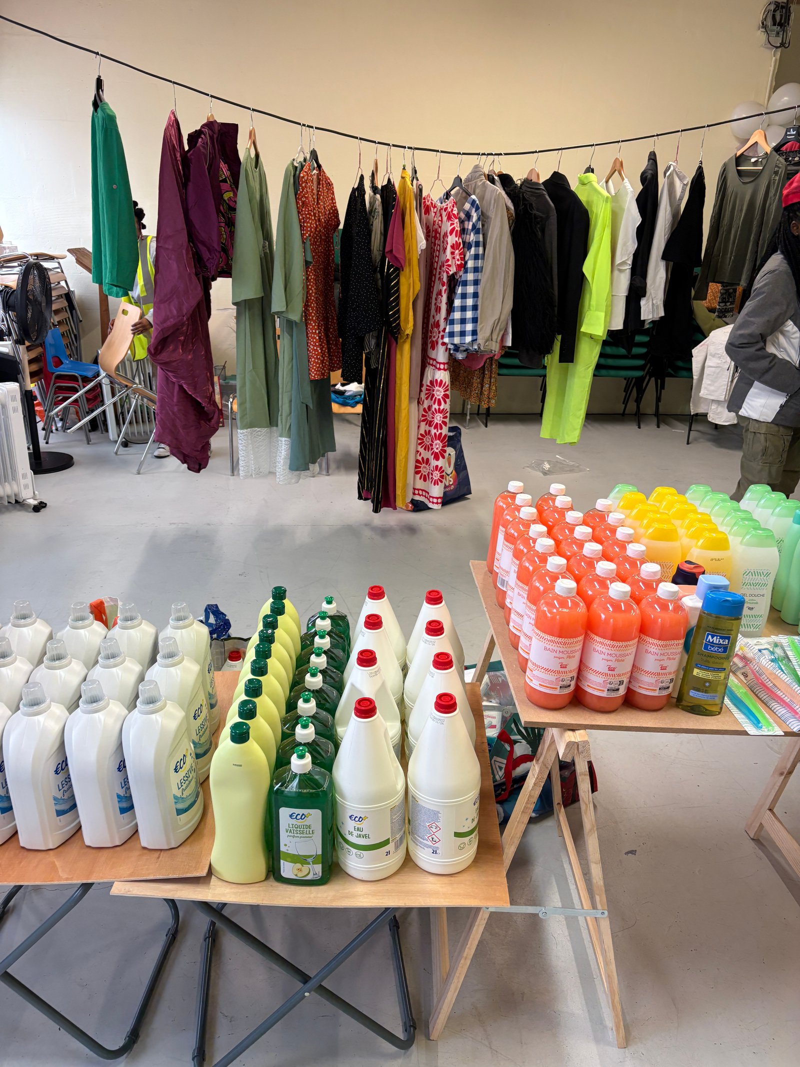 Organisation des produits d'hygiène et vêtements